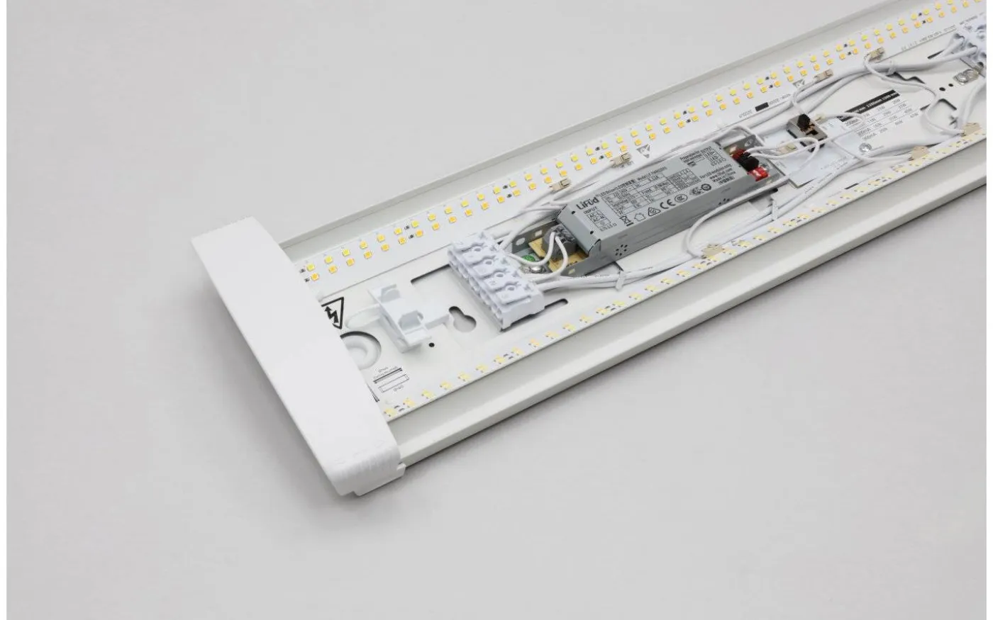 Breda LED-Armatur 150cm 6500lm 47W 3000/4000K IP44 D-Märkt