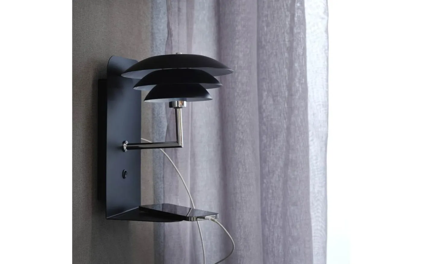 DL20 Vägglampa USB Svart/Krom
