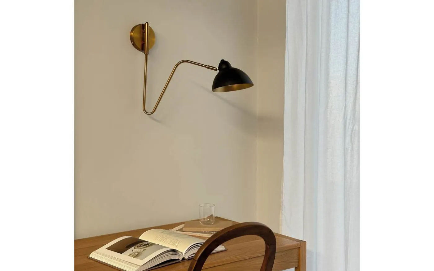 Futura Vägglampa Svart med Mässingsarm