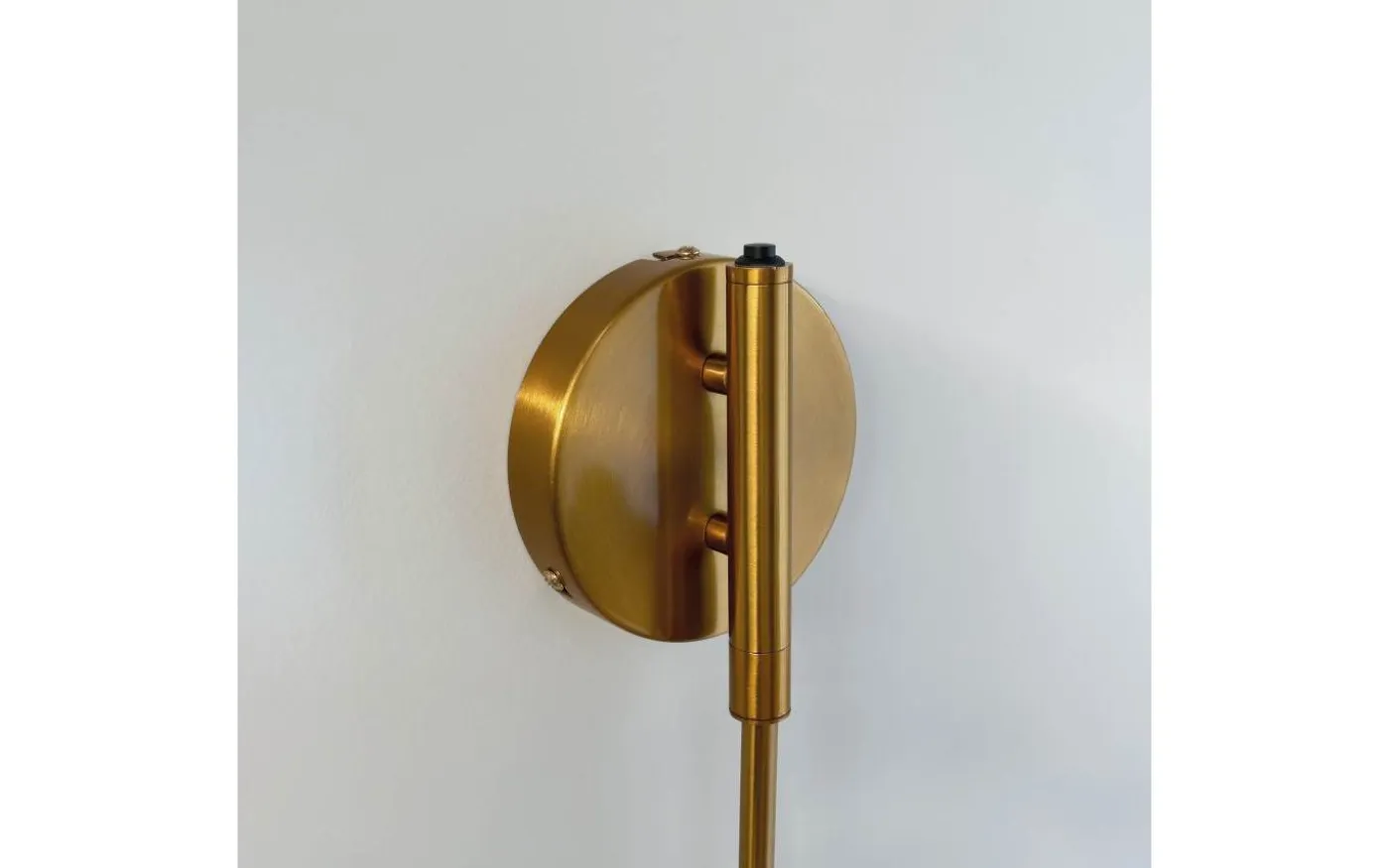 Futura Vägglampa Svart med Mässingsarm