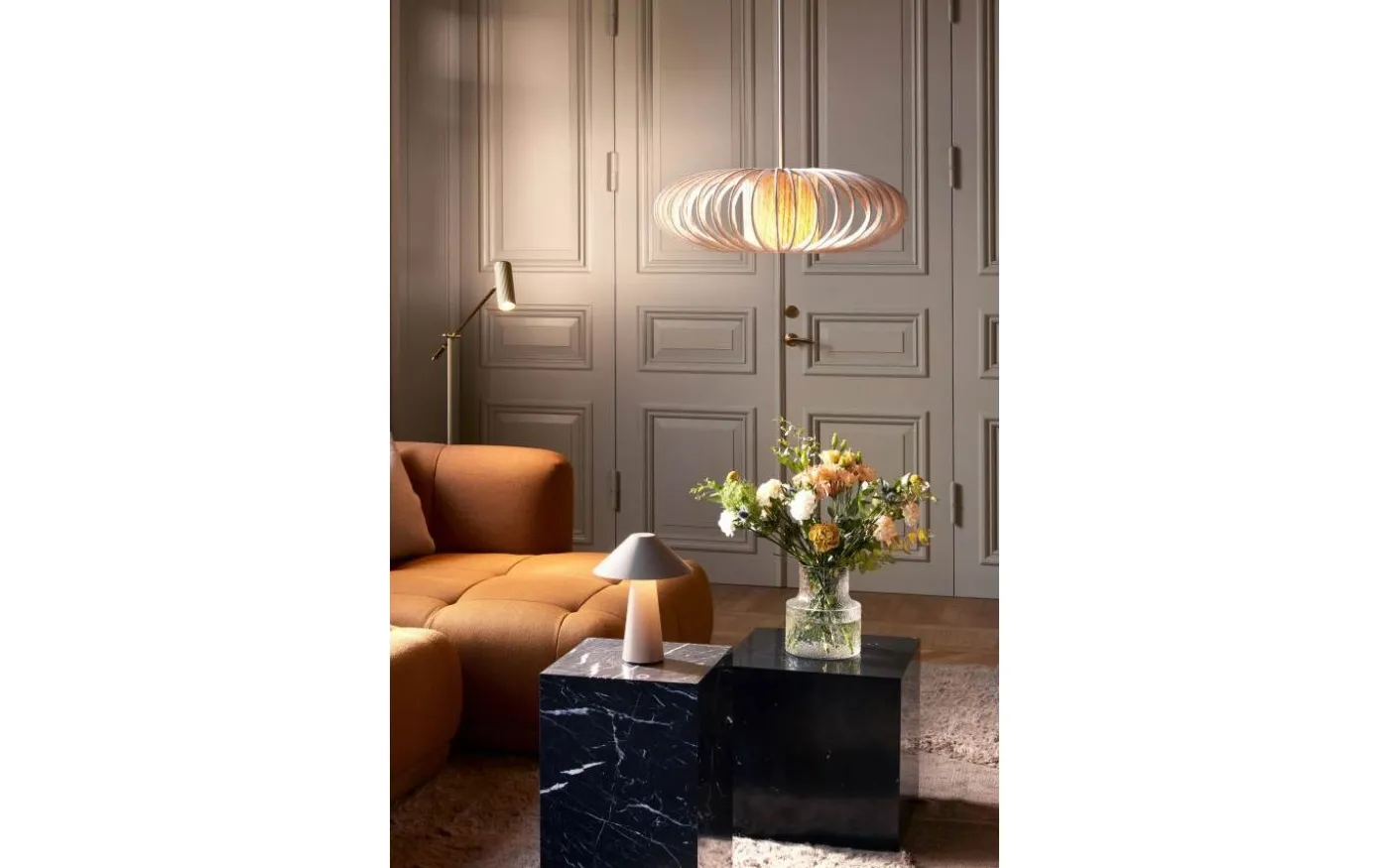 Hubble Read Golvlampa 140cm Borstad Mässing