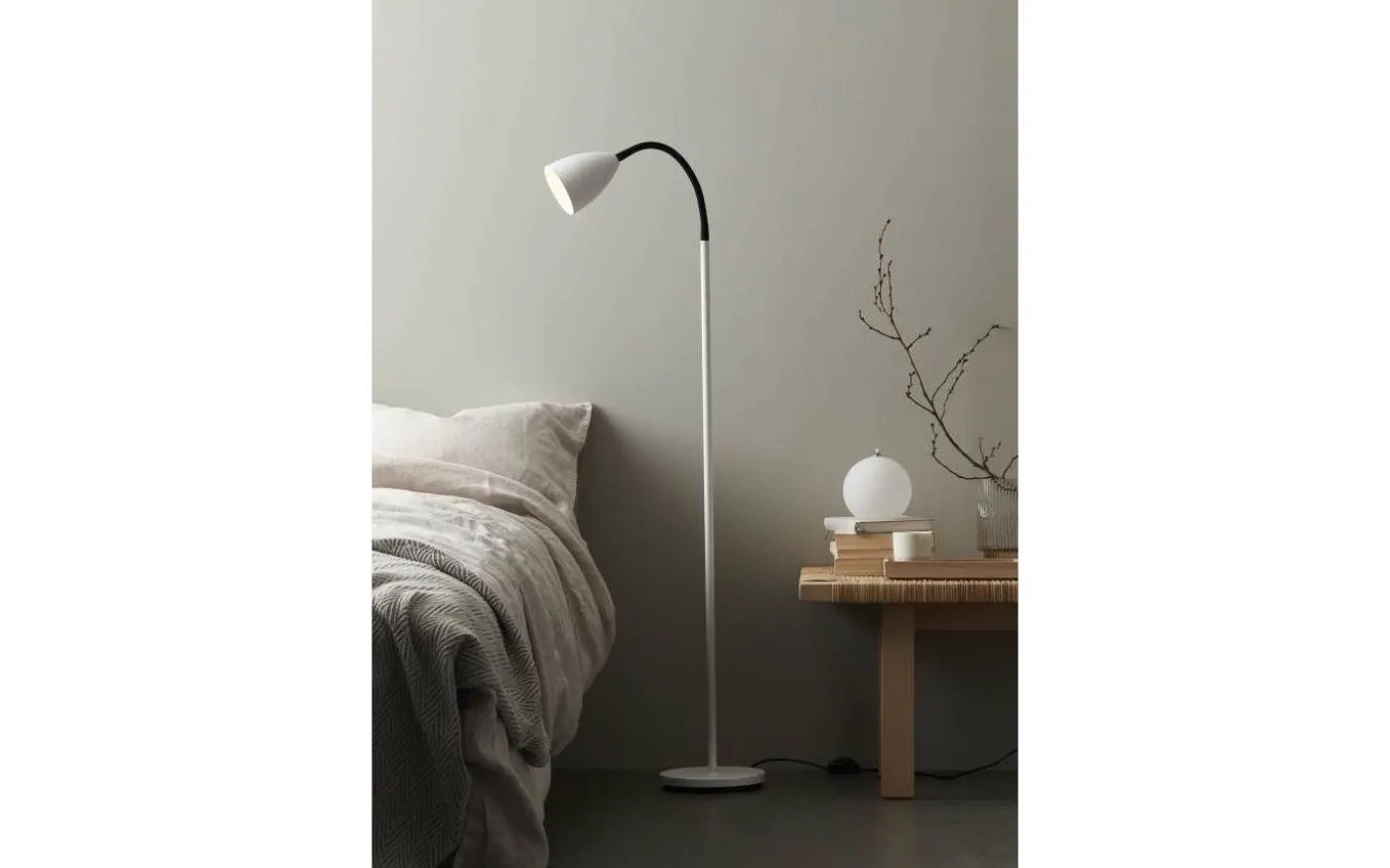 Trotsig Golvlampa 148cm Mattvit